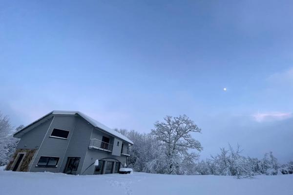 Maison Athome sous la neige du Jura