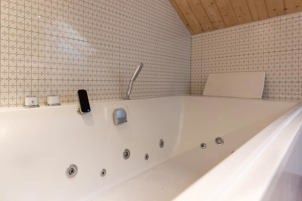 La baignoire de la chambre Oxygene dans le gîte de luxe Maison atHome dans le Jura