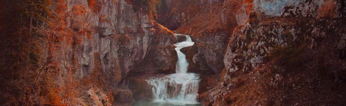 Cascade dans le Jura en automne