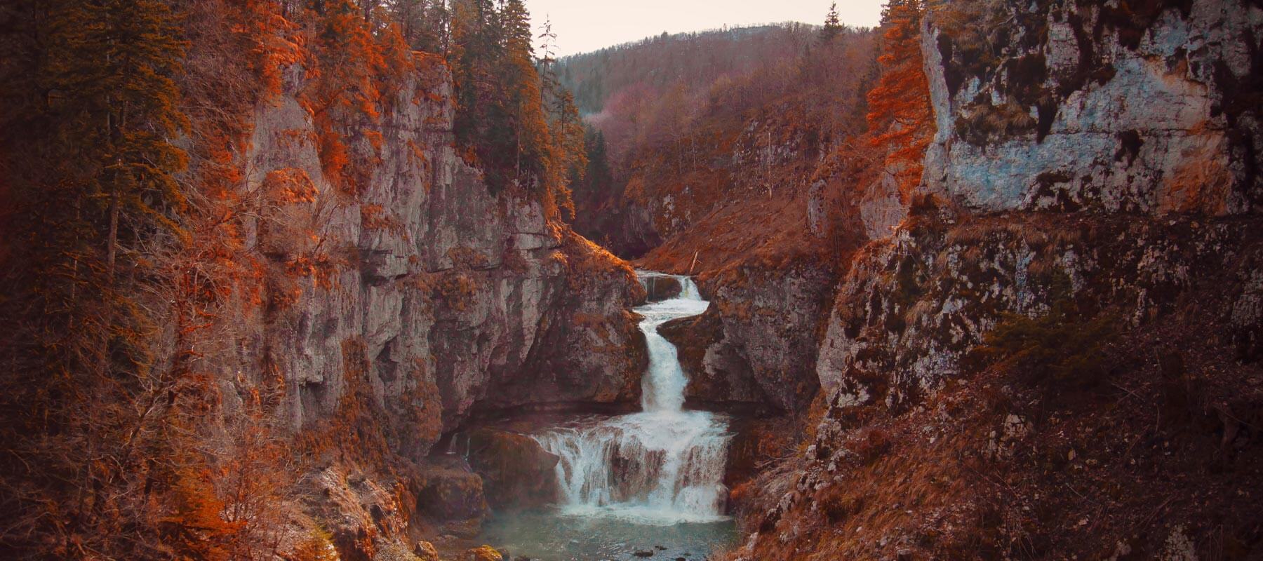 Cascade dans le Jura en automne