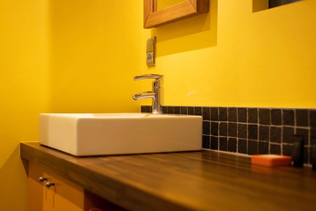 Salle de bain commune de la Chambre Nobelium dans le Chalet de luxe du Jura Maison atHOme