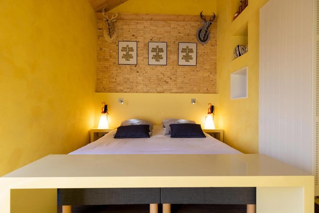 Chambre jaune dans le Chalet de luxe du Jura Maison atHOme