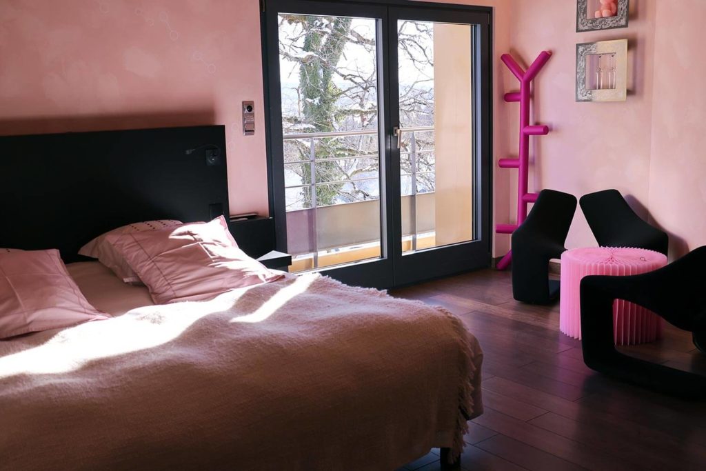Grand lit dans la Chambre rose dans le Chalet de luxe du Jura Maison atHOme