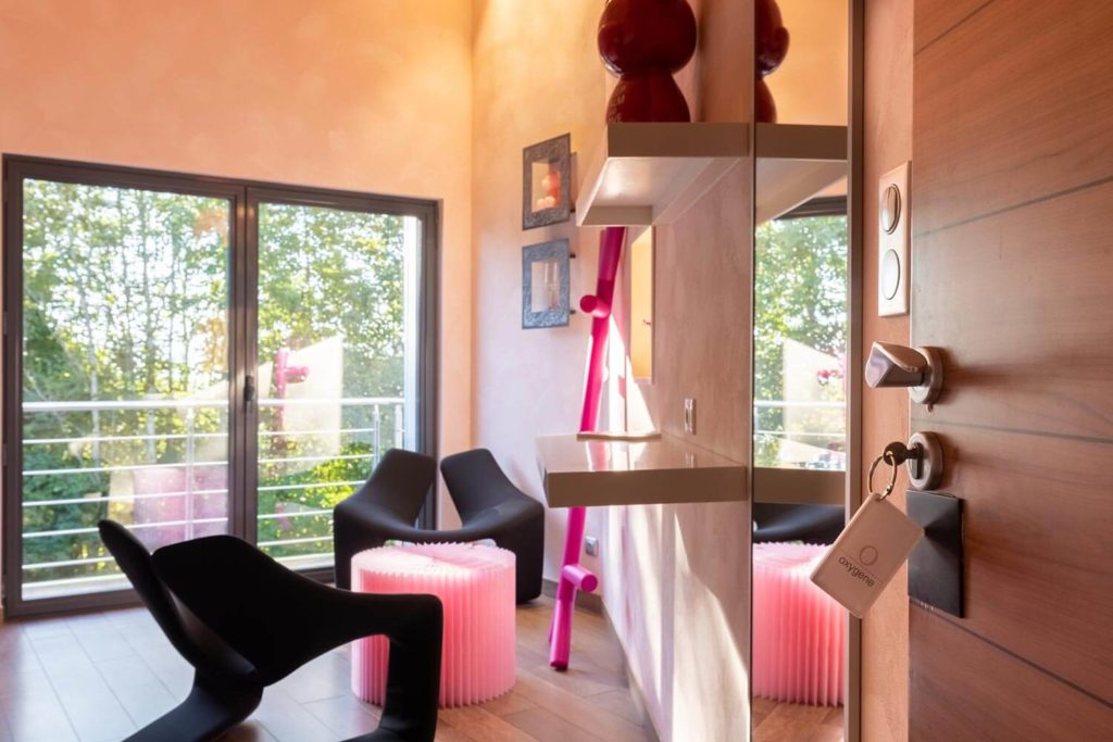 Porte ouverte sur la Chambre rose dans le Chalet de luxe du Jura Maison atHOme