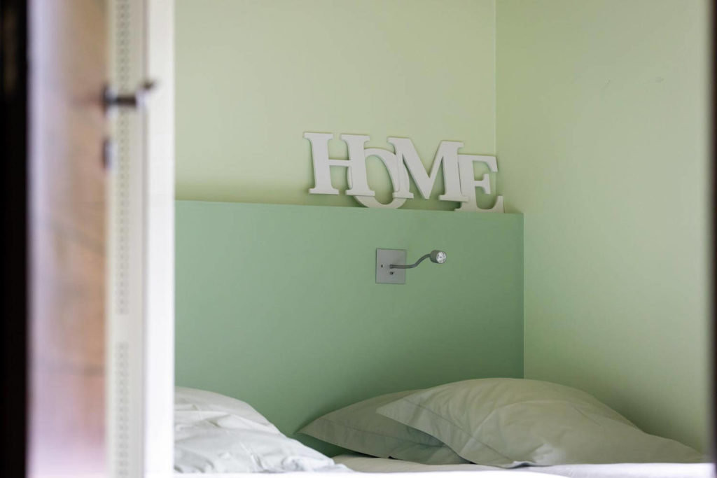 Chambre verte dans le Chalet de luxe du Jura Maison atHOme détail déco