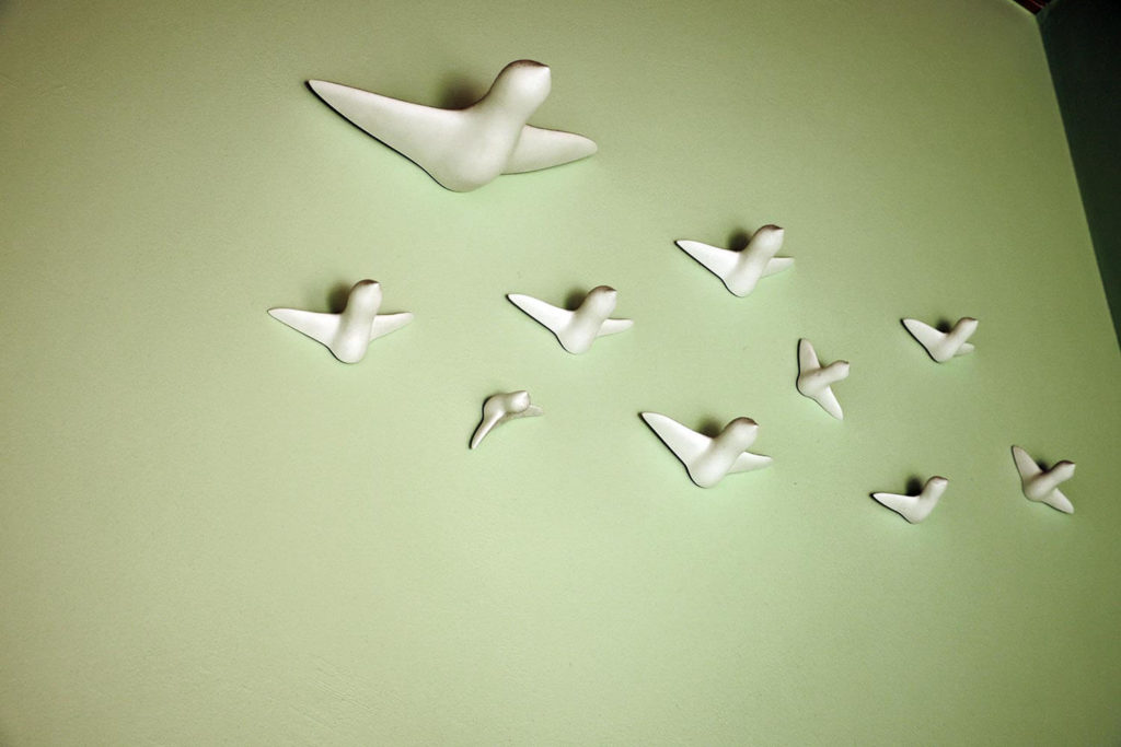 Oiseaux sur le mur de la Chambre verte dans le Chalet de luxe du Jura Maison atHOme