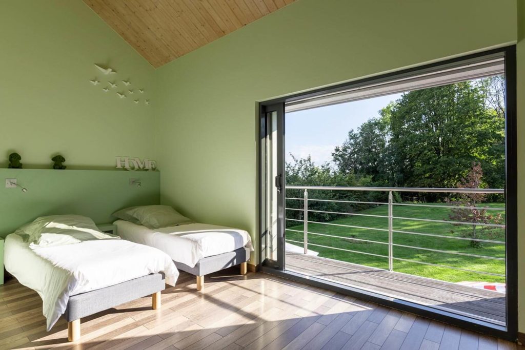 Vue panoramique depuis la Chambre verte dans le Chalet de luxe du Jura Maison atHOme
