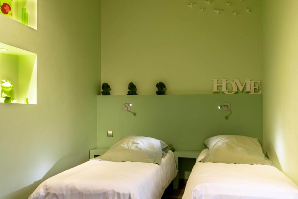 Double lit dans la Chambre verte dans le Chalet de luxe du Jura Maison atHOme