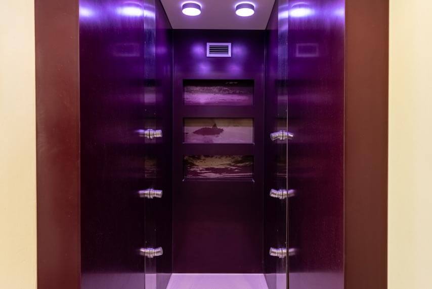 Doucge bithermique dans l'espace bien-être du gîte de luxe Maison atHOme dans le Jura