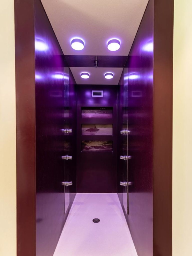 Douche bithermique dans l'espace bien-être du gîte de luxe Maison atHOme dans le Jura