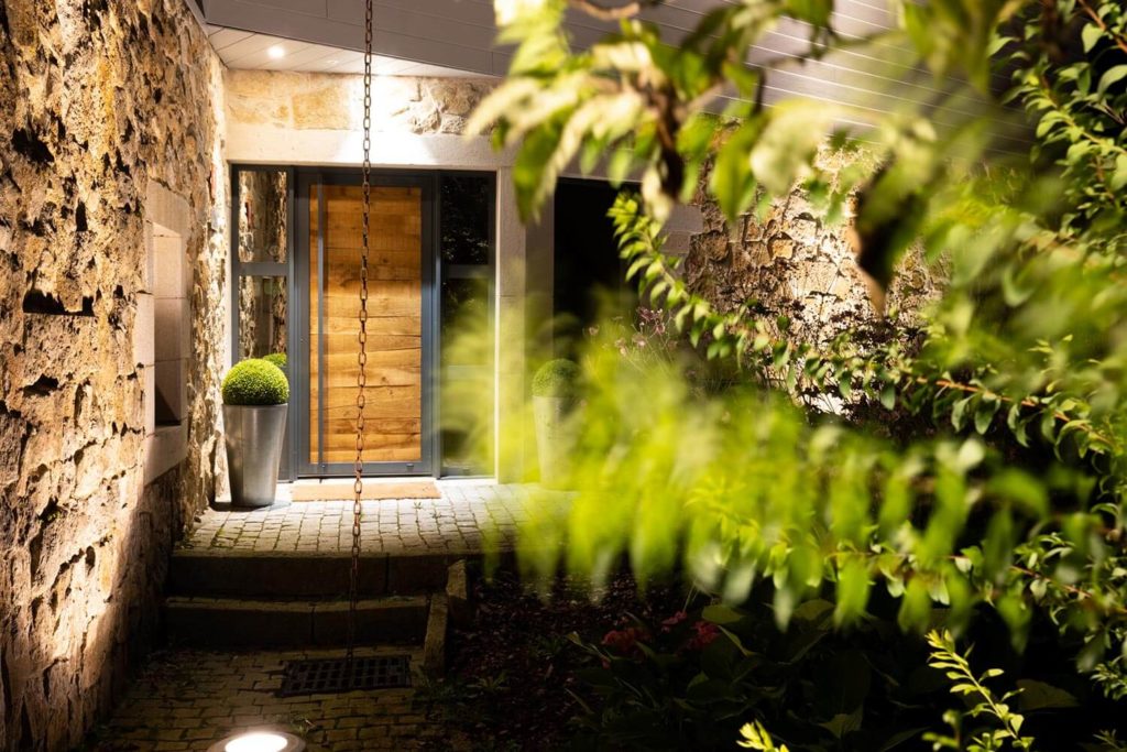 Entrée en pierre du Jura du gîte de luxe Maison atHOme