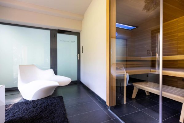 Espace bien-être avec saunas du gîte de luxe Maison atHOme dans le Jura