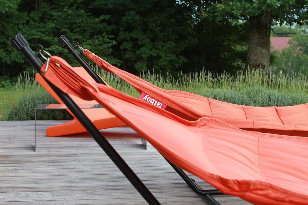 Hamac Fatboy sur la terrasse extérieure gîte de luxe dans le Jura