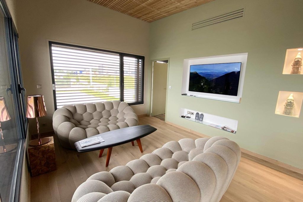 Salon coin TV du logement insolite Bulle d'atHOme dans le Jura