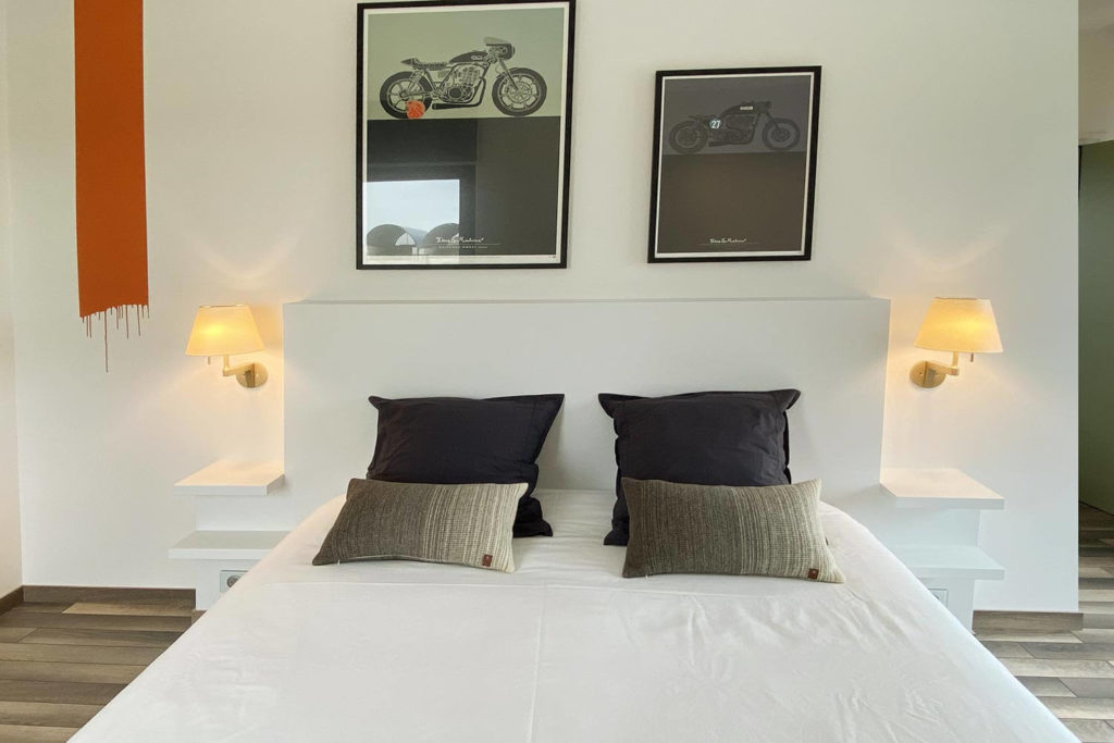 Chambre lit Queen size du logement insolite Bulle d'atHOme dans le Jura