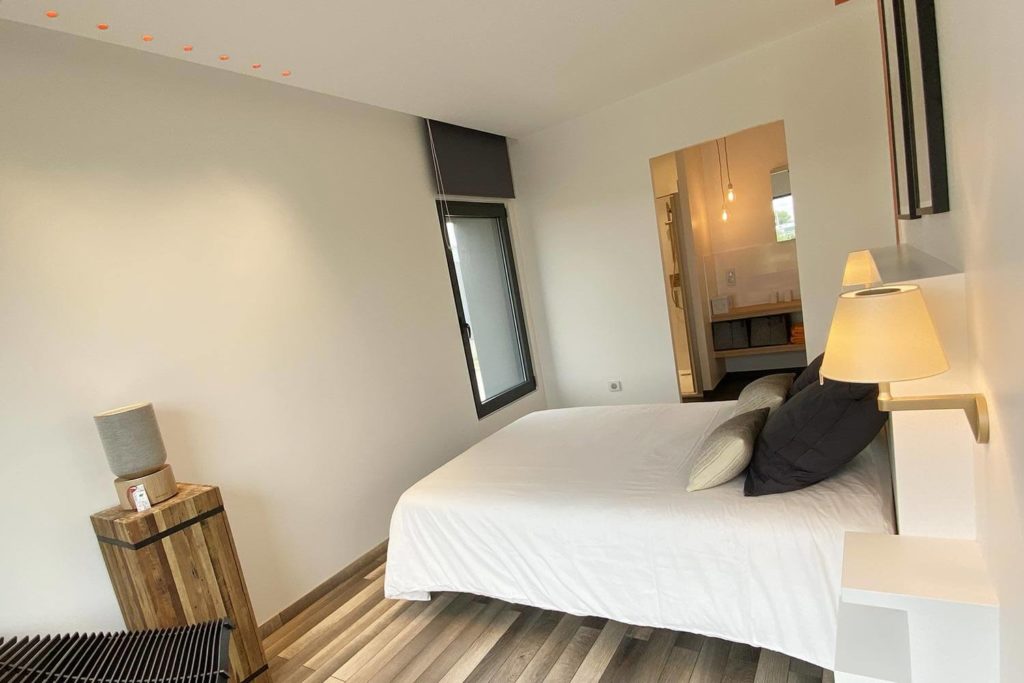 Chambre du logement insolite Bulle d'atHOme dans le Jura