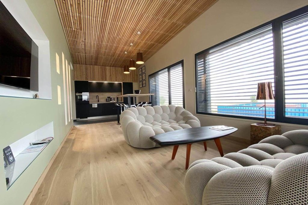 Logement insolite Bulle d'atHOme dans le Jura, vue salon cuisine