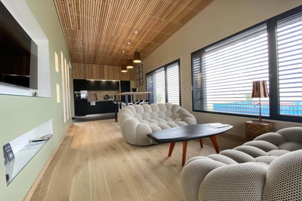 Logement insolite Bulle d'atHOme dans le Jura, vue salon cuisine