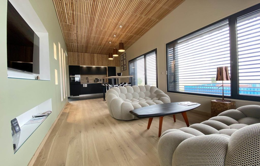 Logement insolite Bulle d'atHOme dans le Jura, vue salon cuisine