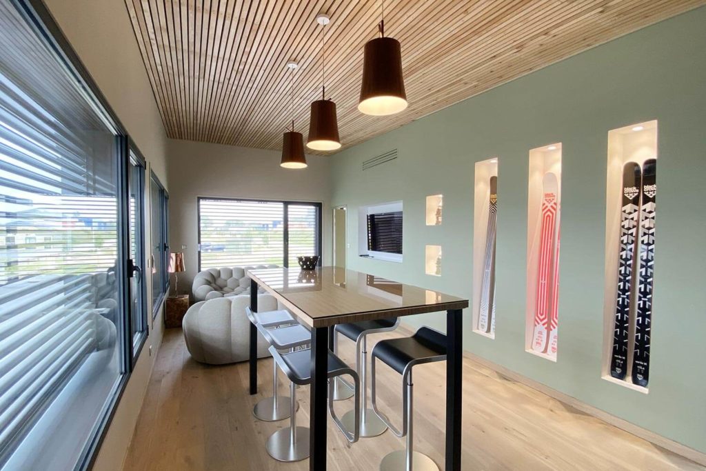 Salon séjour du gîté insolite Bulle d'atHOme dans le Jura