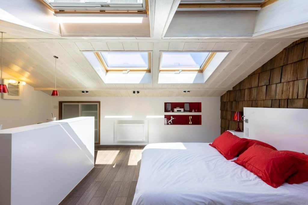 La chambre du Gîte insolite dans le Jura Vanadium d'atHOme avec vue sur le ciel