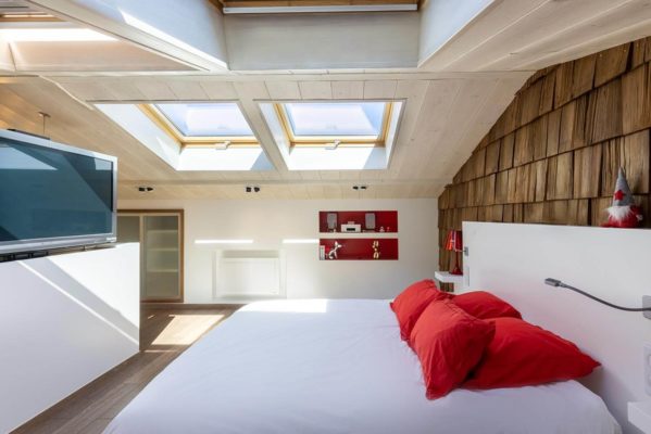 La chambre avec TV du Gîte insolite dans le Jura Vanadium d'atHOme