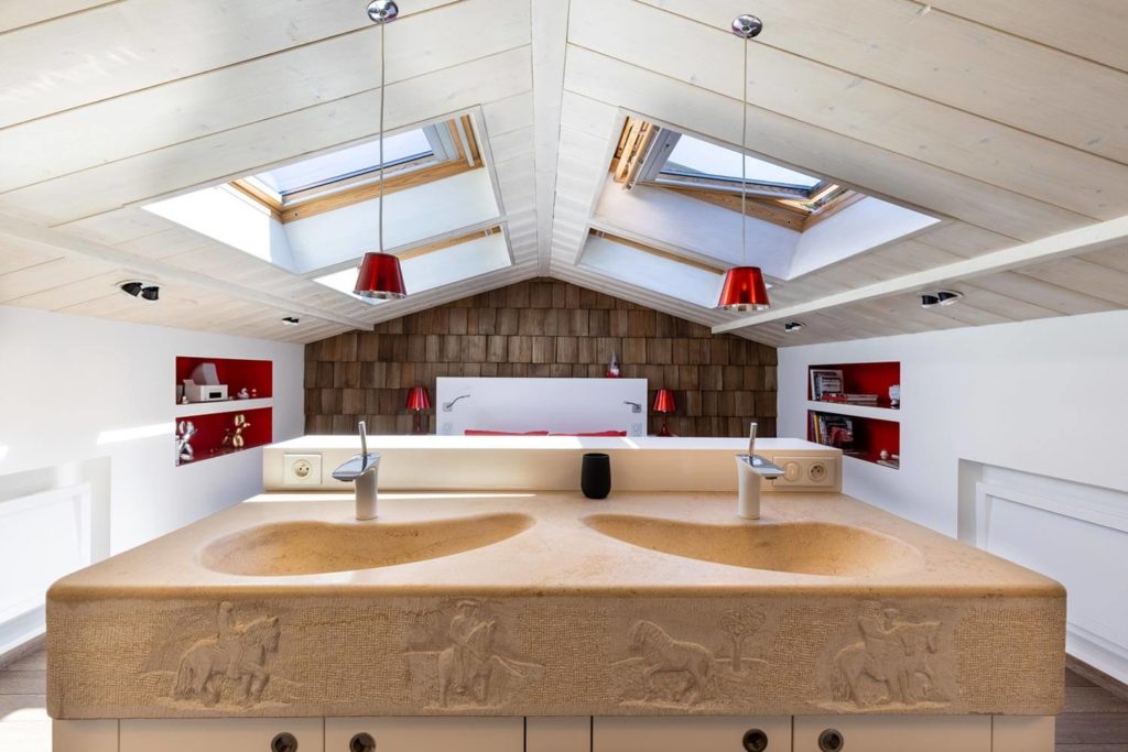 La chambre du Gîte insolite dans le Jura Vanadium d'atHOme avec vasque en pierre du Jura