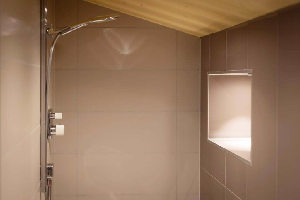 La douche du Gîte insolite dans le Jura Vanadium d'atHOme