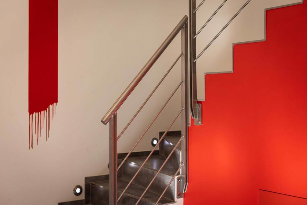 Accès escalier à la chambre du Gîte insolite dans le Jura Vanadium d'atHOme