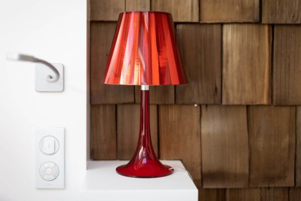 Lampe rouge de chevet déco du Gîte insolite dans le Jura Vanadium d'atHOme