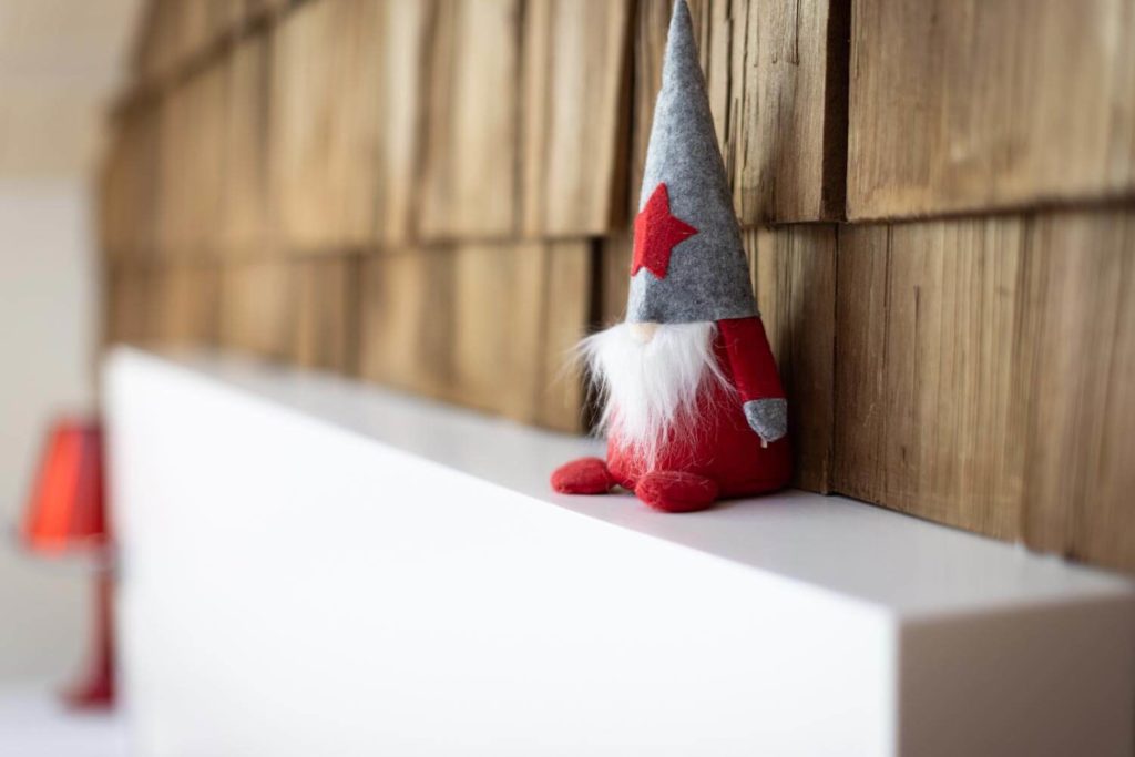 Déco nain rouge dans la chambre du Gîte insolite dans le Jura Vanadium d'atHOme
