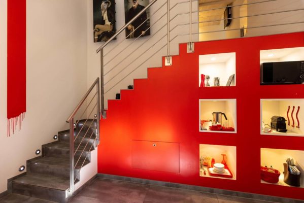 Rez de chaussée rouge du Gîte insolite dans le Jura Vanadium d'atHOme