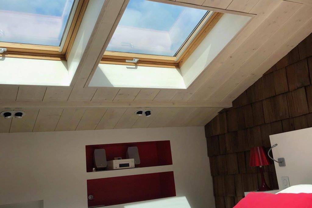 La chambre du Gîte insolite dans le Jura Vanadium d'atHOme avec vue sur le ciel