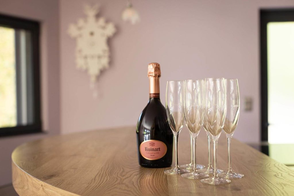 Champagne Ruinart à Maison atHome, gîte de luxe dans le Jura