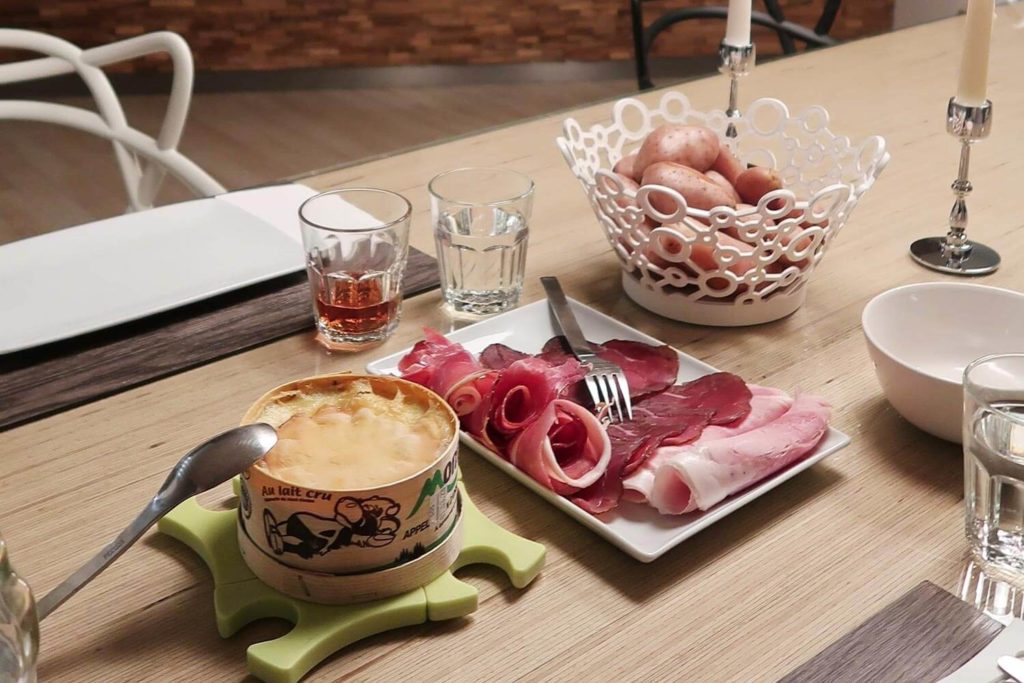 Dîner mont-d'or et charcuterie du Jura au salon du gîte de luxe Maison atHOme