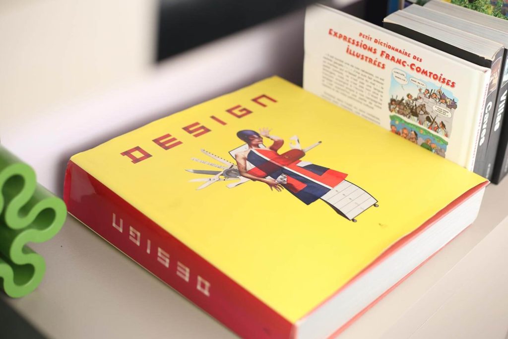 Bibliothèque et lecture dans le gîte de luxe dans le Jura Maison atHOme