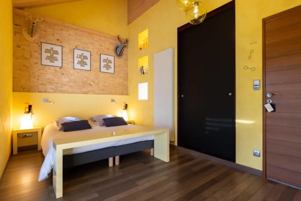 Vue de la chambre jaune Nobelium dans le gîte de luxe Maison atHOme dans le Jura