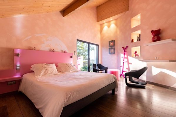 Vue de la chambre rose Oxygène dans le gîte de luxe Maison atHOme dans le Jura