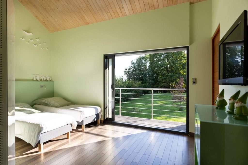 Vue de la chambre verte Erbium dans le gîte de luxe Maison atHOme dans le Jura