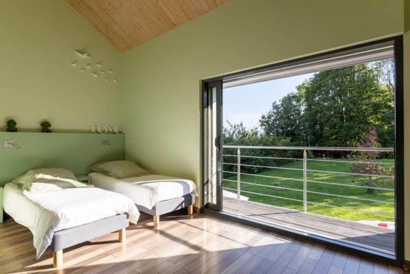 Vue de la chambre verte Erbium dans le gîte de luxe Maison atHOme dans le Jura