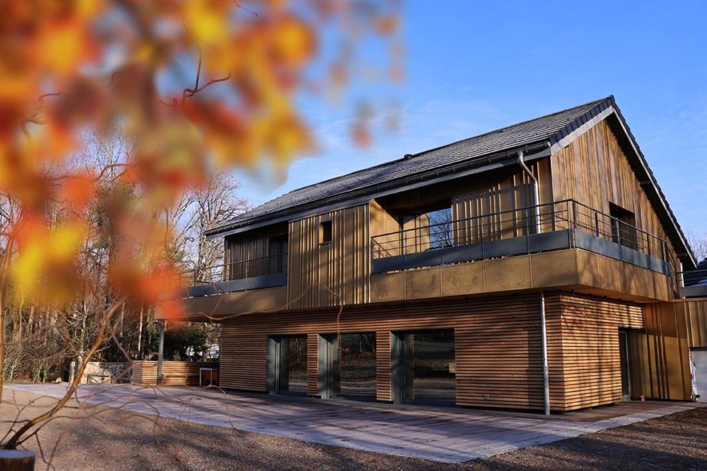 Gîte de luxe et chalet doré dans le Jura avec Piscine pour 8 personnes Maison atHOme en automne
