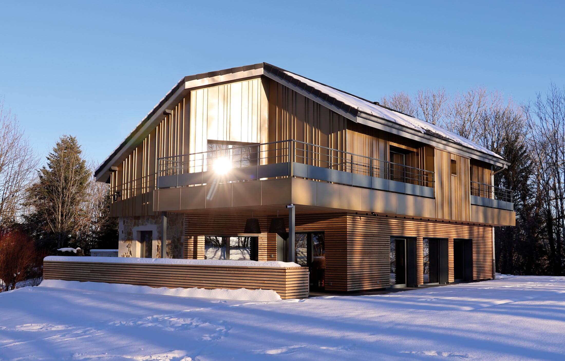 Gîte de luxe dans le Jura avec Piscine pour 8 personnes Maison atHOme sous la neige
