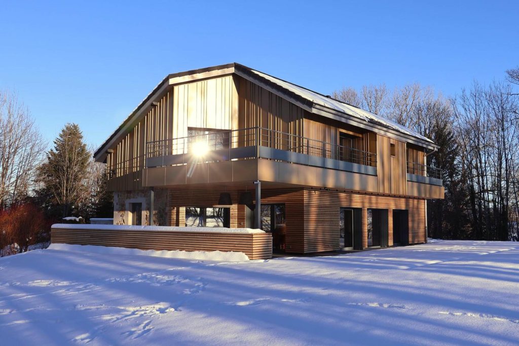 Gîte de luxe dans le Jura avec Piscine pour 8 personnes Maison atHOme sous la neige