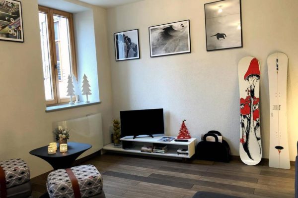 Coin TV du gîte insolite 132 d'atHOme à Pontarlier dans le Doubs