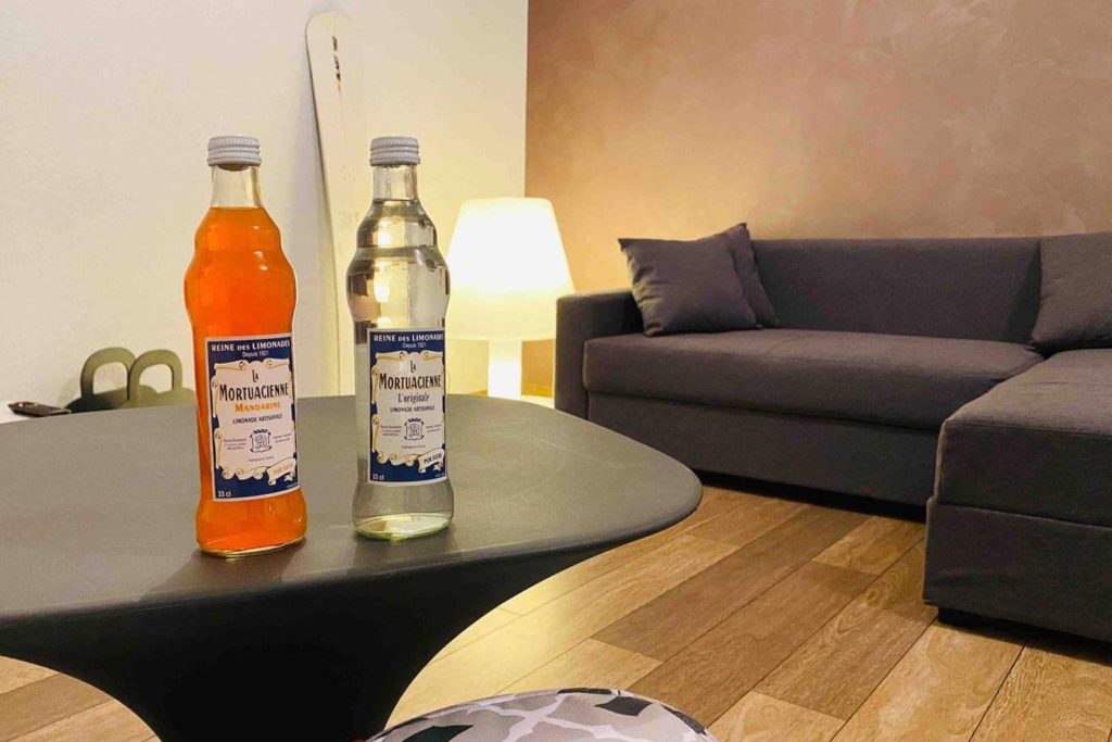 Coin canap du gîte insolite 132 d'atHOme à Pontarlier dans le Doubs