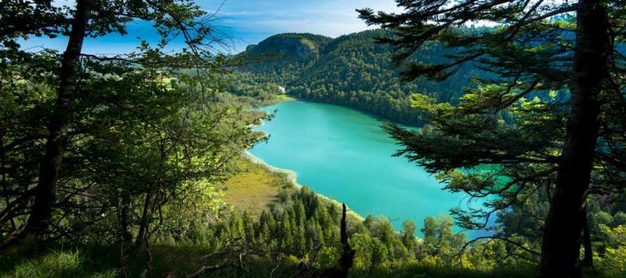 Le lac de Bonlieu dans le Jura