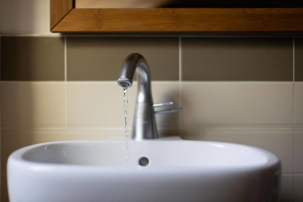 Lavabo dans la chambre Ozone du gîte de luxe Maison atHOme dans le Jura