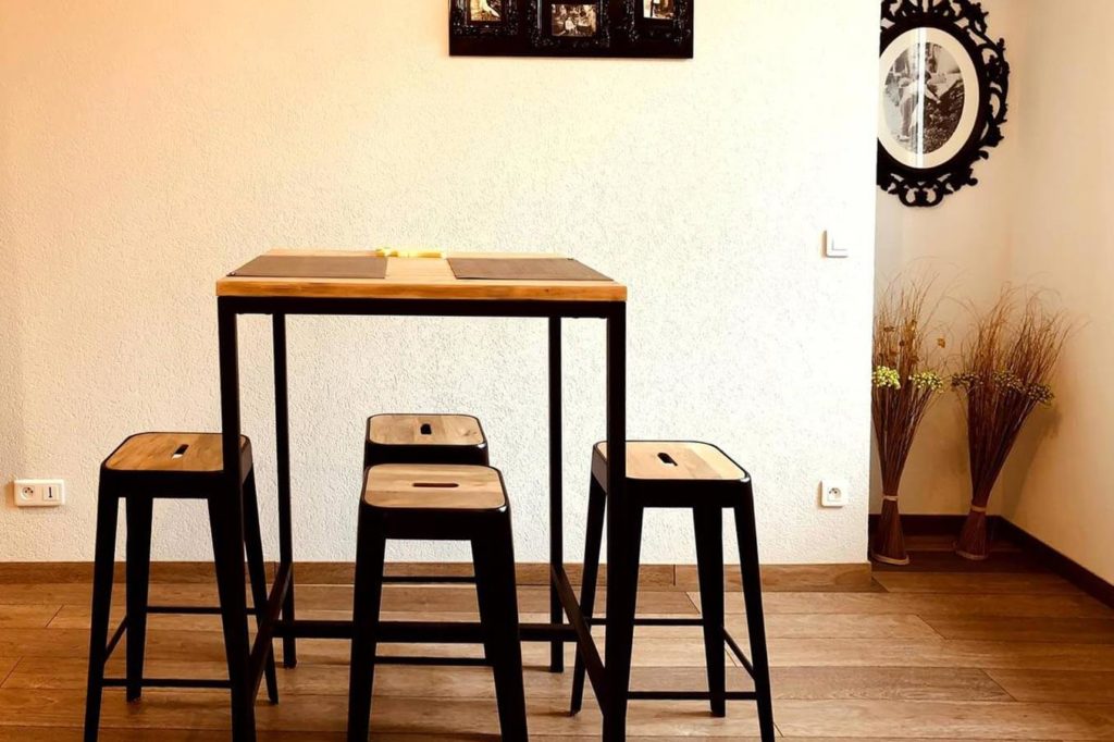 Table haute du gîte insolite 132 d'atHOme à Pontarlier dans le Doubs