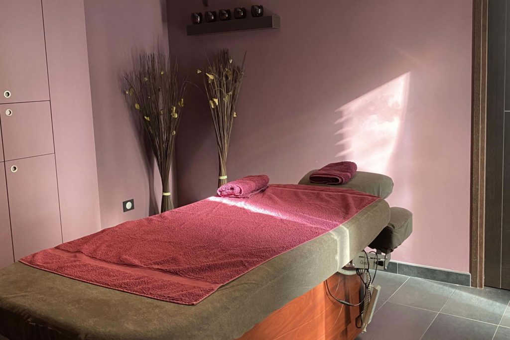 Salle de massage dans l'espace bien-être du gîte de luxe Maison atHOme dans le Jura