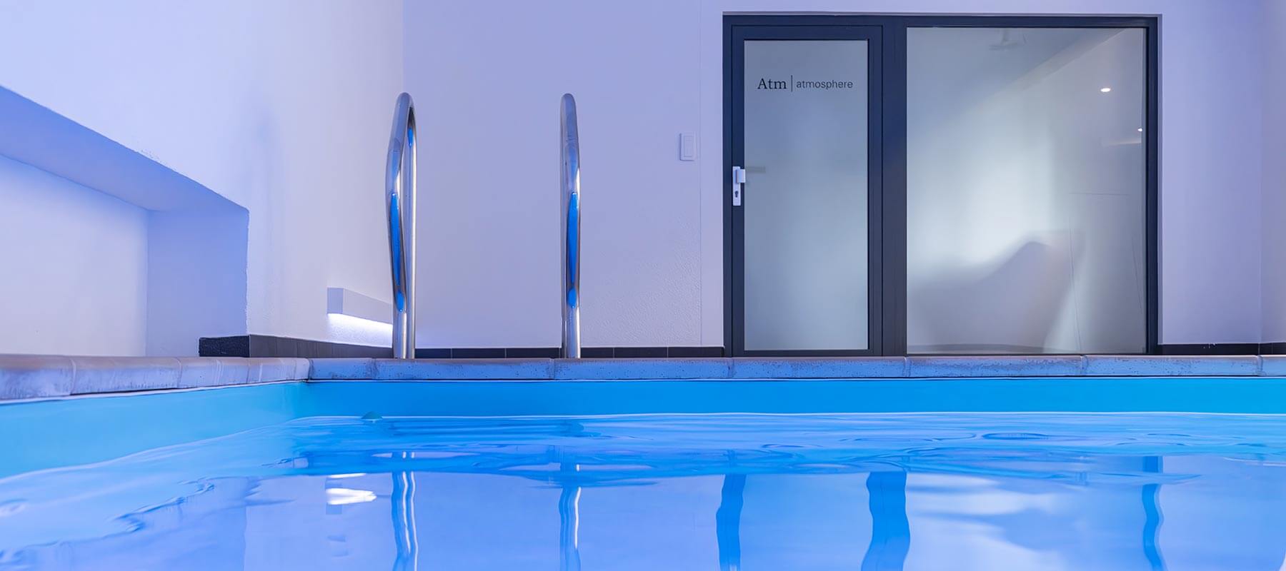 Piscine intérieure privative dans le gîte de luxe Maison atHOme dans le Jura